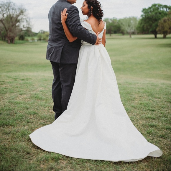 Wedding dress - Picture 2 of 4